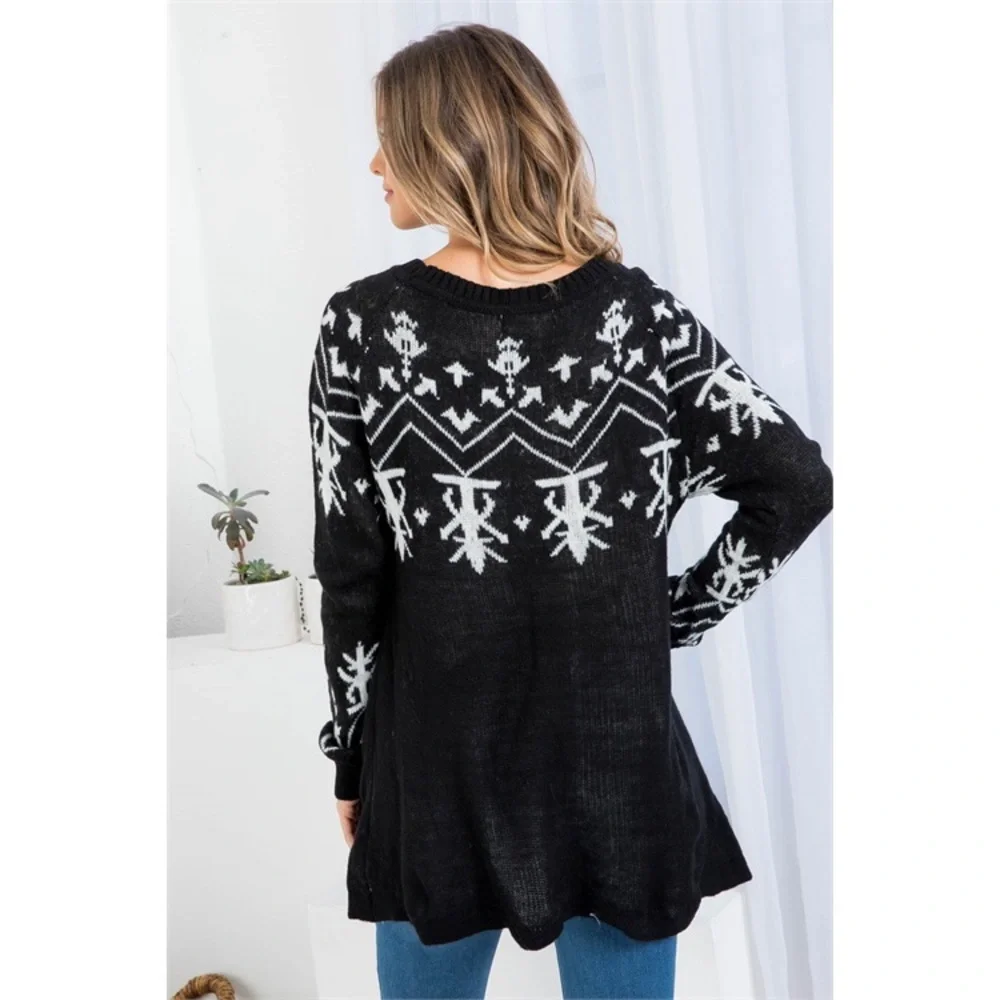 Round neck pocket detail Holiday pattern sweater - Picture 3 of 9